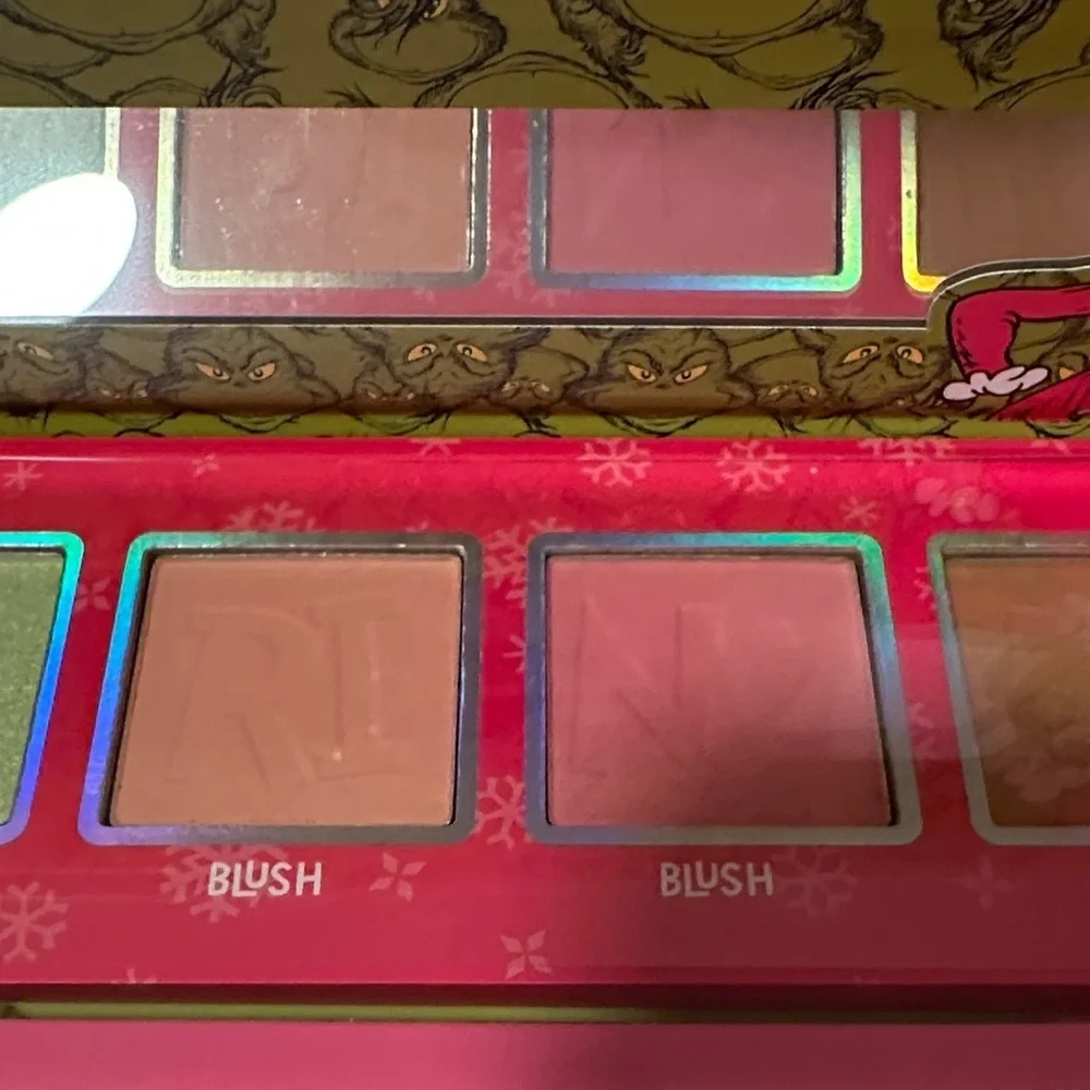 Grinch Eyeshadow and Complexion Palettes and Brush Set.